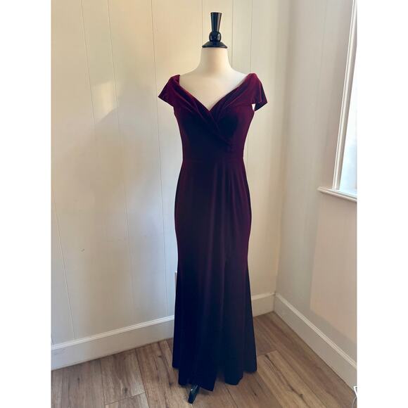 AQUA Formal Off the Shoulder Fluted Velvet Gown Burgundy Size 4 - Picture 3 of 10